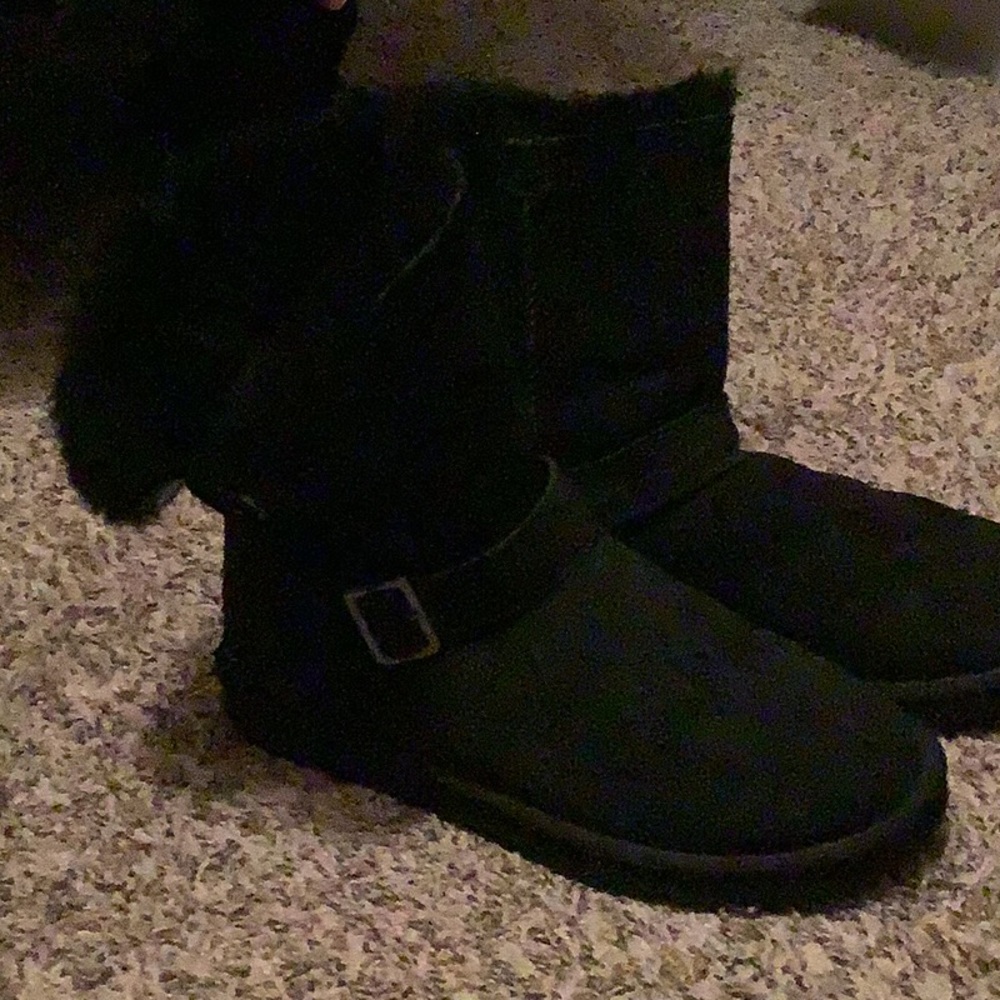 Double buckle fluffy boots